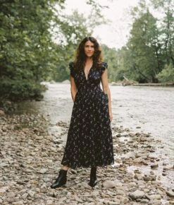 The Aurelia Dress | Noir Dancing Chamomile 11 The Aurelia Dress | Noir Dancing Chamomile -AURIN Clothing Shop Aurelia 95354583 8802 4ca1 b312 6418ba4126db