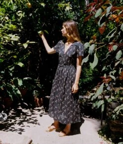 The Dawn Dress | Noir Dancing Chamomile -AURIN Clothing Shop Dawn4 9c480bfe 162d 4e57 8c5c 053557ad6dc8