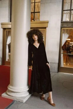 The Elsa Dress | Noir Velvet 16 The Elsa Dress | Noir Velvet -AURIN Clothing Shop Elsa4 126bb743 e0db 456e 9d92 2e38a4a90387